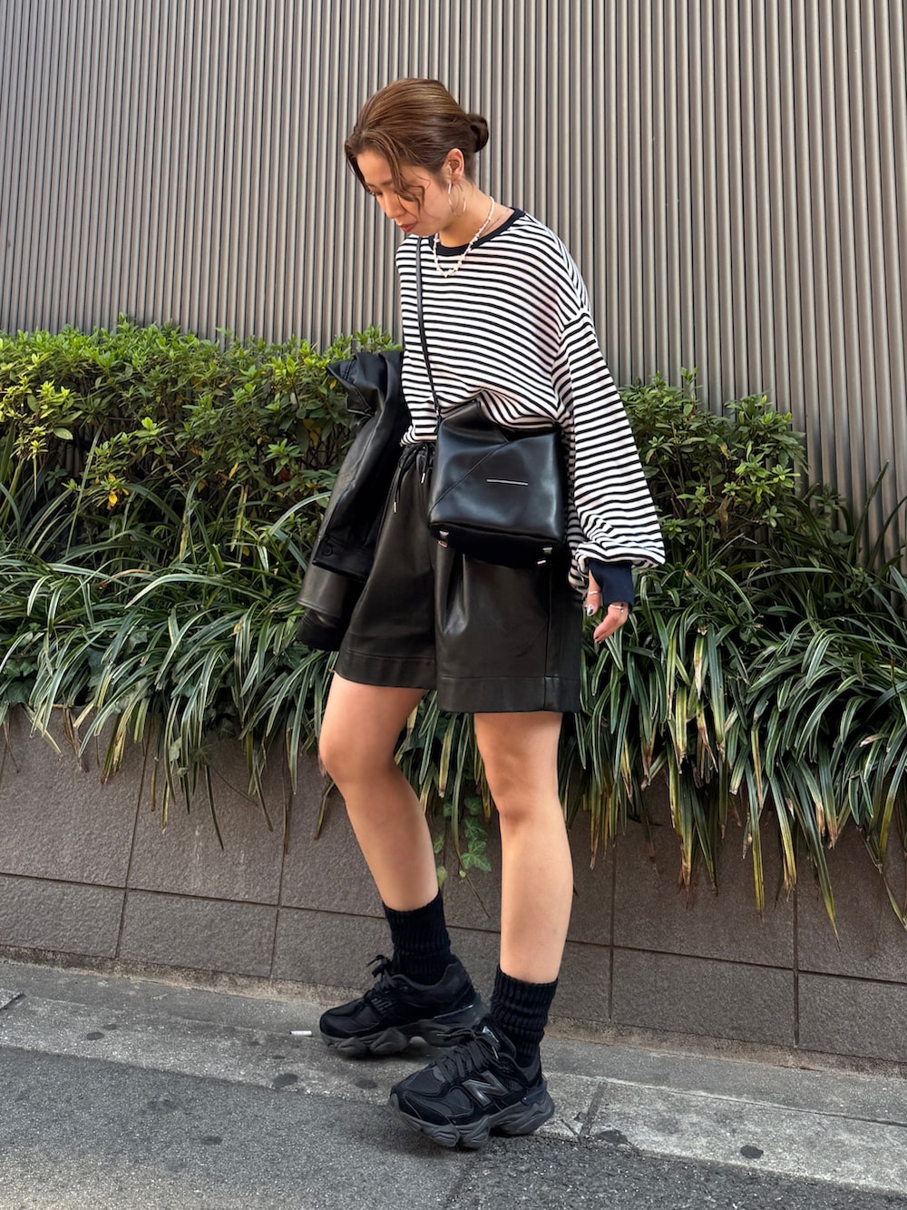 ブラック系のシャツ/ブラウス、ブラック系のその他パンツ、ブルー系のTシャツ/カットソーを着用したレディースの冬コーディネートの3枚目の写真