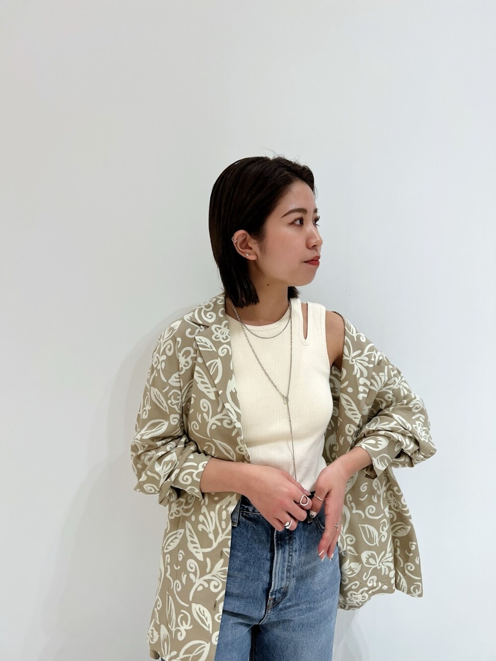 ベージュ系のシャツ/ブラウス、ホワイト系のタンクトップ、ブラック系のパンプスを着用したレディースの春コーディネートの6枚目の写真