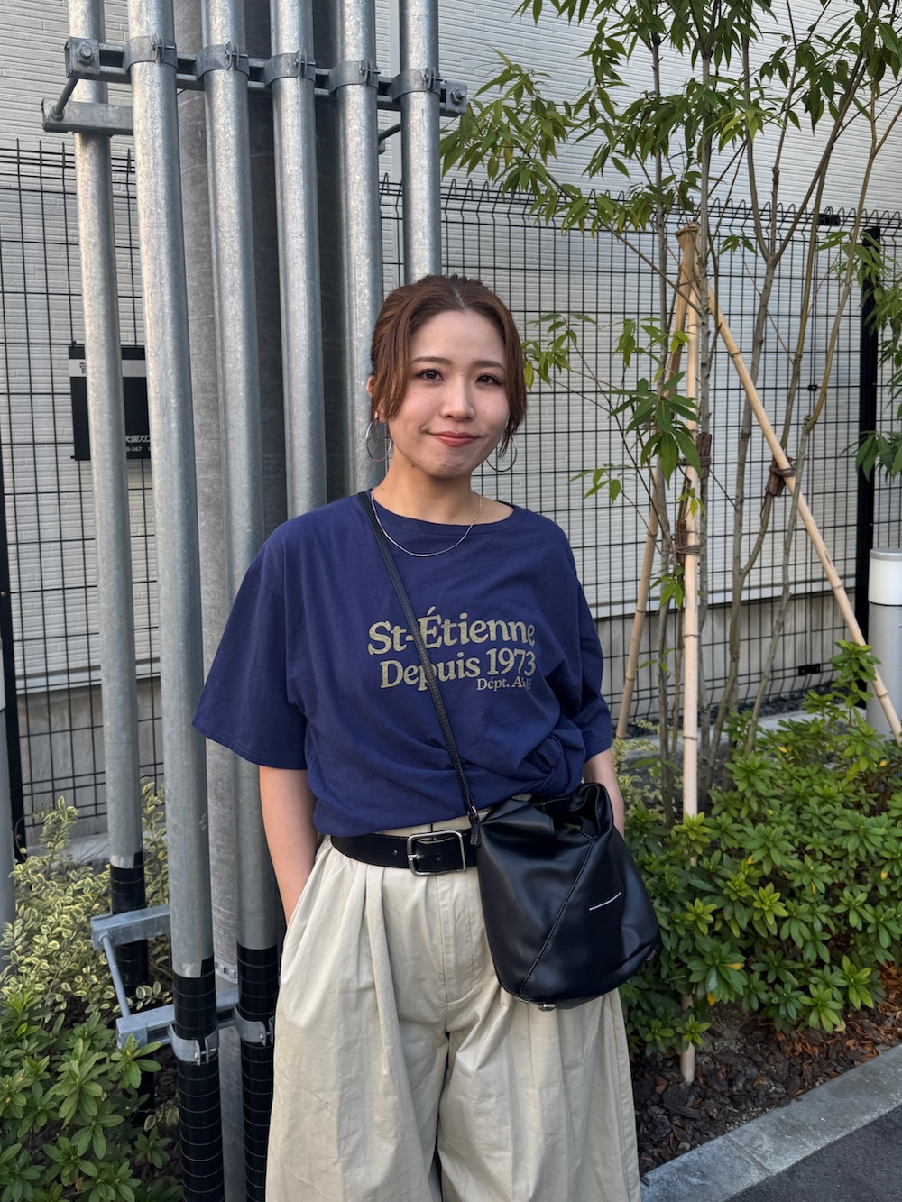 ベージュ系のその他パンツ、ブルー系のTシャツ/カットソーを着用したレディースの春コーディネートの8枚目の写真