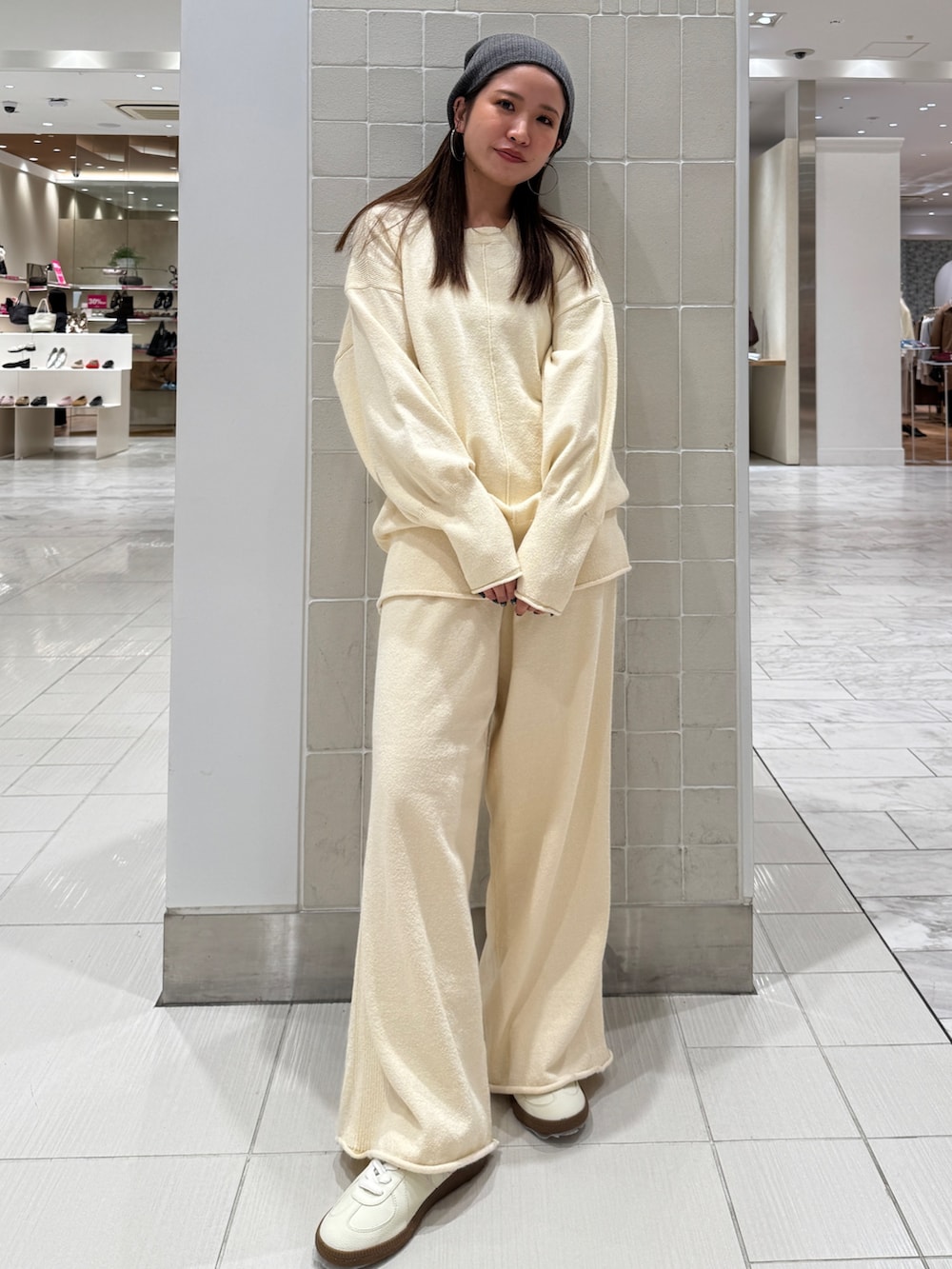 ホワイト系のニット/セーター、ホワイト系のその他パンツ、ブルー系のシャツ/ブラウスを着用したレディースの冬コーディネートの7枚目の写真