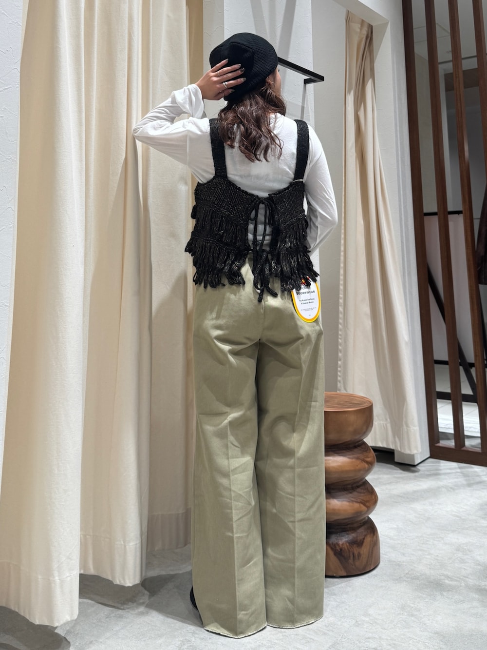 ベージュ系のその他パンツ、ブラック系のニット/セーター、ホワイト系のTシャツ/カットソーを着用したレディースの秋コーディネートの4枚目の写真