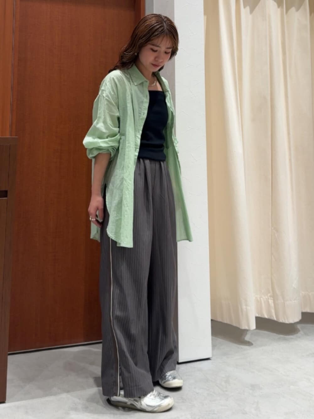 ブラック系のキャミソール、グレー系のその他パンツ、グリーン系のシャツ/ブラウスを着用したレディースの春コーディネートの5枚目の写真