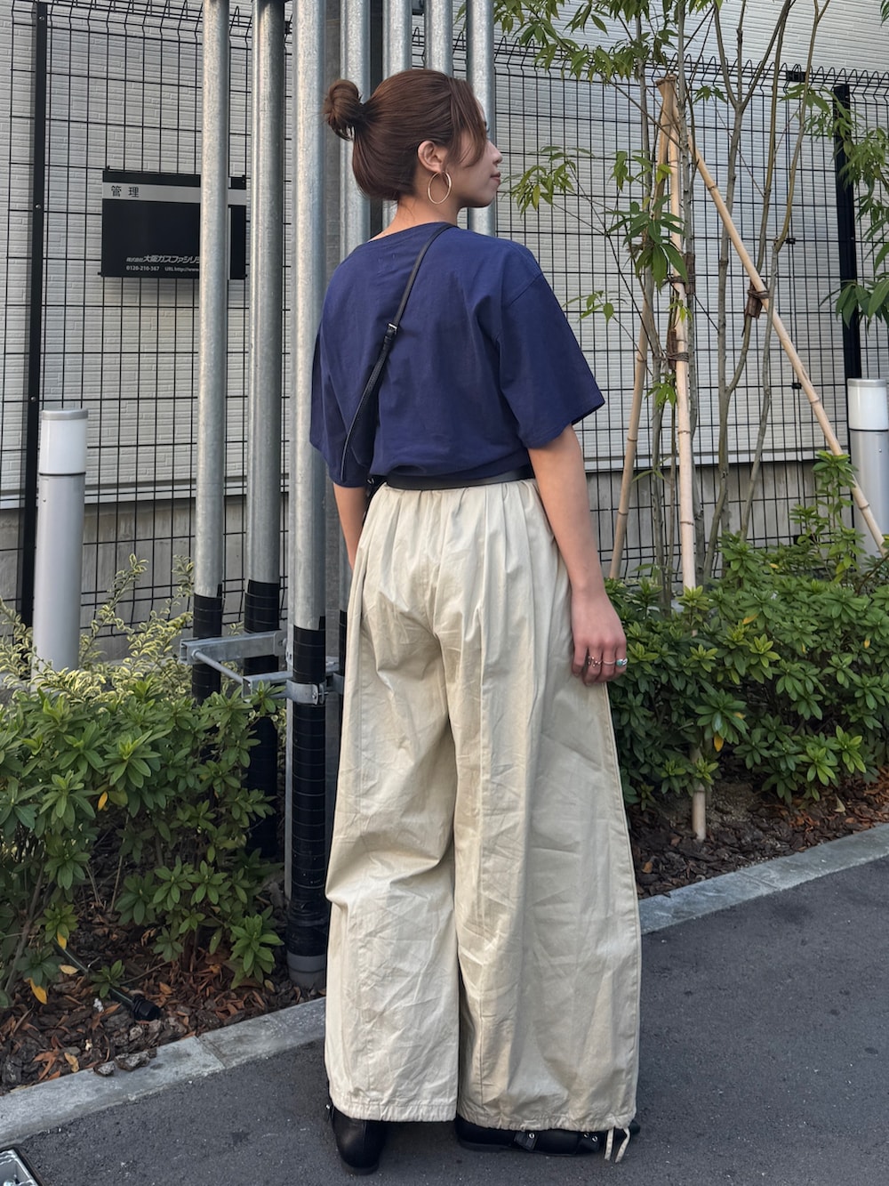 ベージュ系のその他パンツ、ブルー系のTシャツ/カットソーを着用したレディースの春コーディネートの7枚目の写真