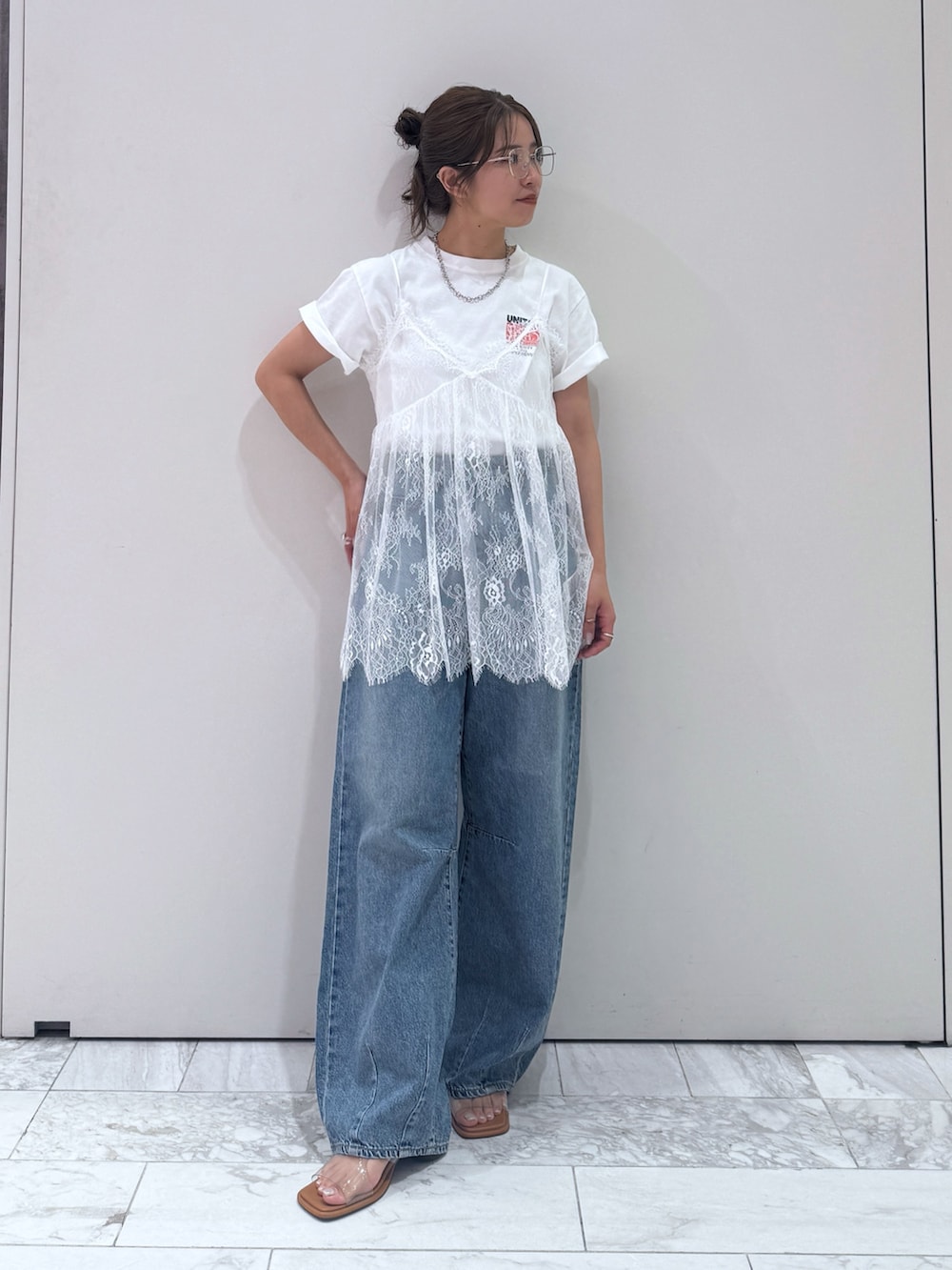 ホワイト系のTシャツ/カットソー、ホワイト系のキャミソール、その他のサンダルを着用したレディースの夏コーディネートの2枚目の写真
