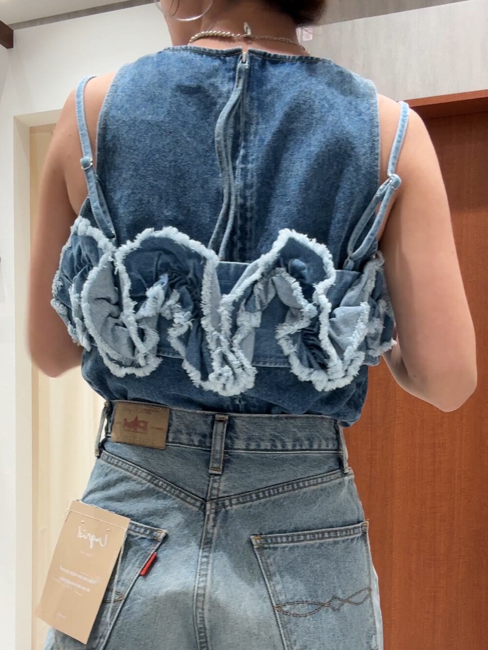 ブルー系のデニムパンツ、ブルー系のシャツ/ブラウス、ブルー系のキャミソールを着用したレディースの春コーディネートの8枚目の写真