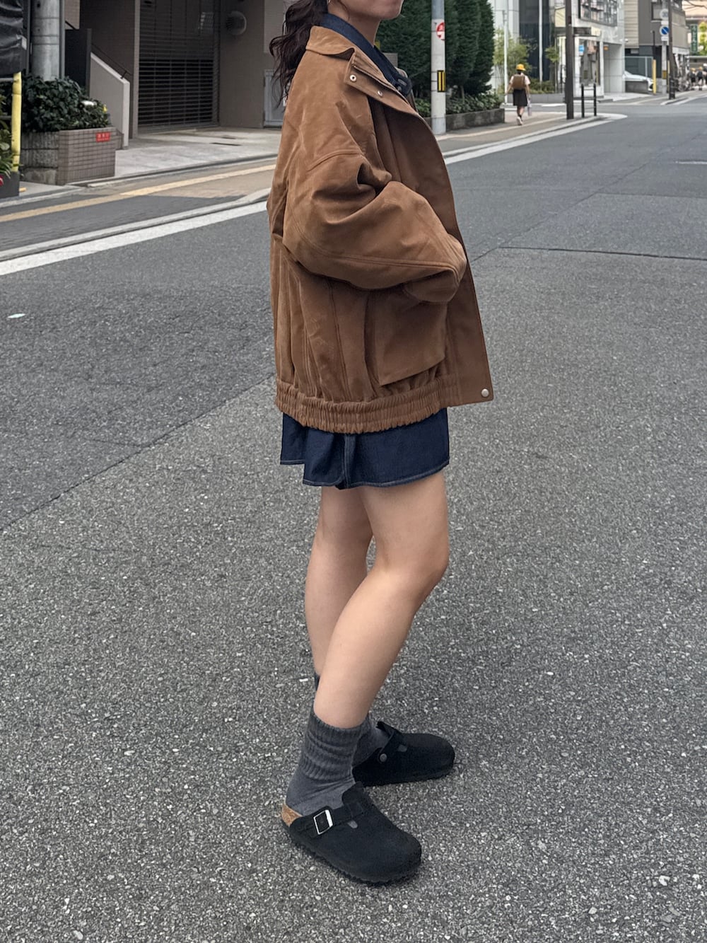 ブルー系のシャツ/ブラウス、ブラウン系のブルゾンを着用したレディースの秋コーディネートの4枚目の写真