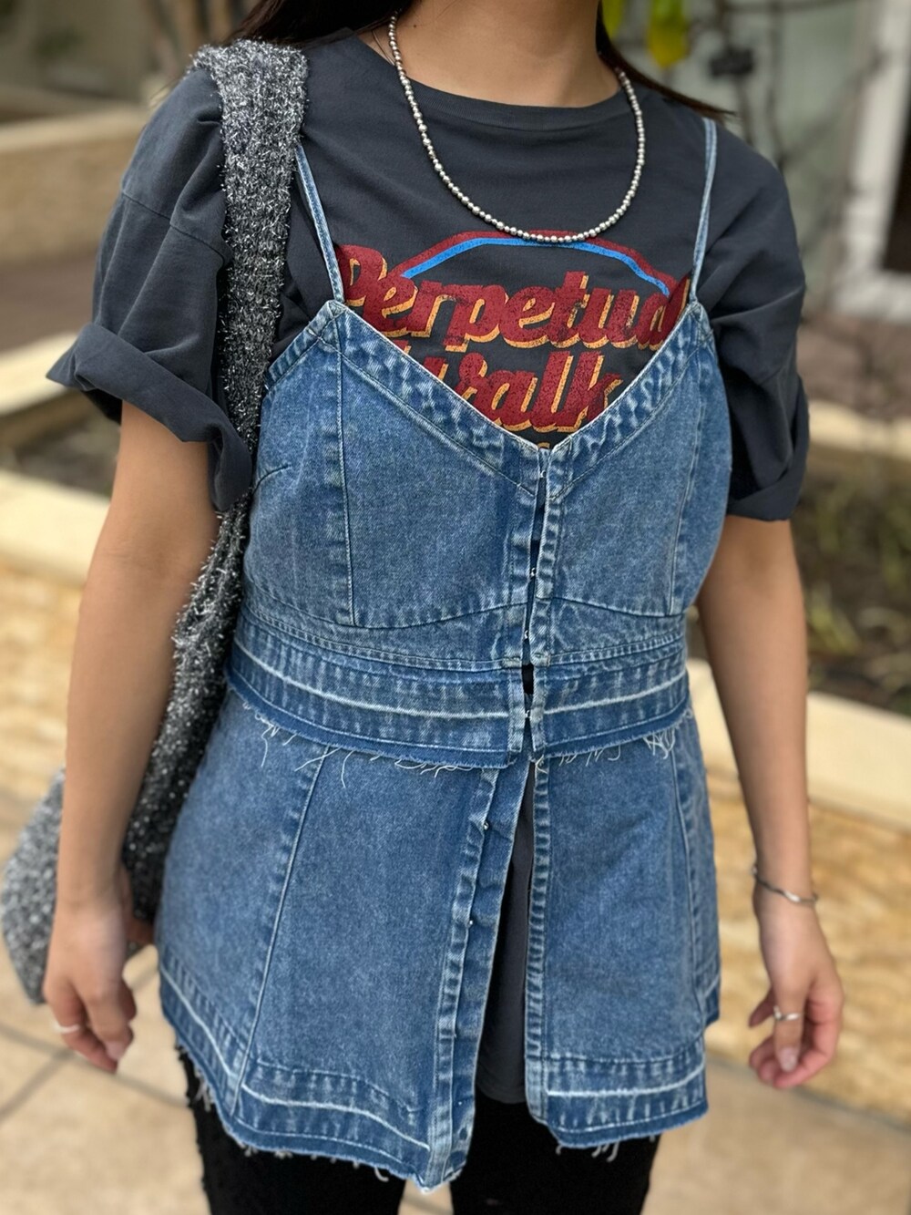 グレー系のTシャツ/カットソー、ブルー系のキャミソール、ブラック系のその他パンツを着用したレディースの春コーディネートの8枚目の写真