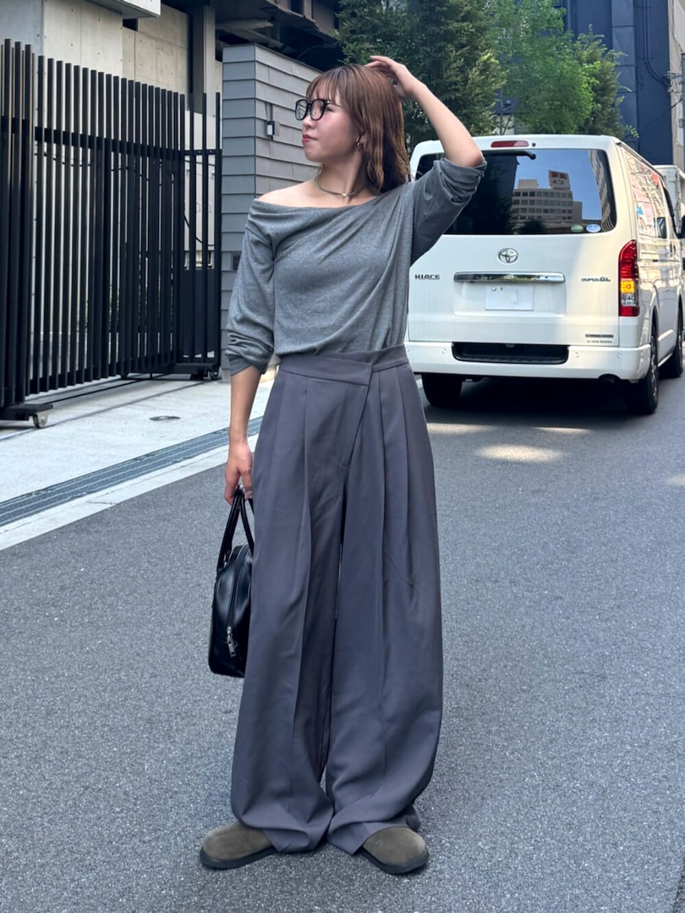 グレー系のその他パンツ、ベージュ系のスリッポン、ブラック系のハンドバッグを着用したレディースの夏コーディネートの7枚目の写真