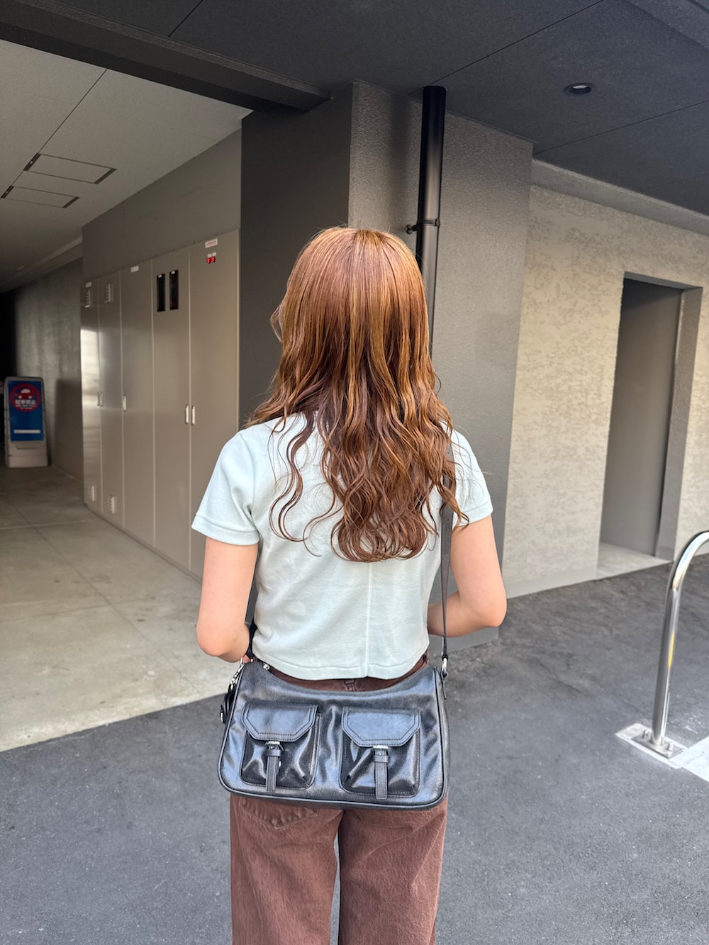 ブラウン系のデニムパンツ、ブルー系のTシャツ/カットソーを着用したレディースの春コーディネートの10枚目の写真