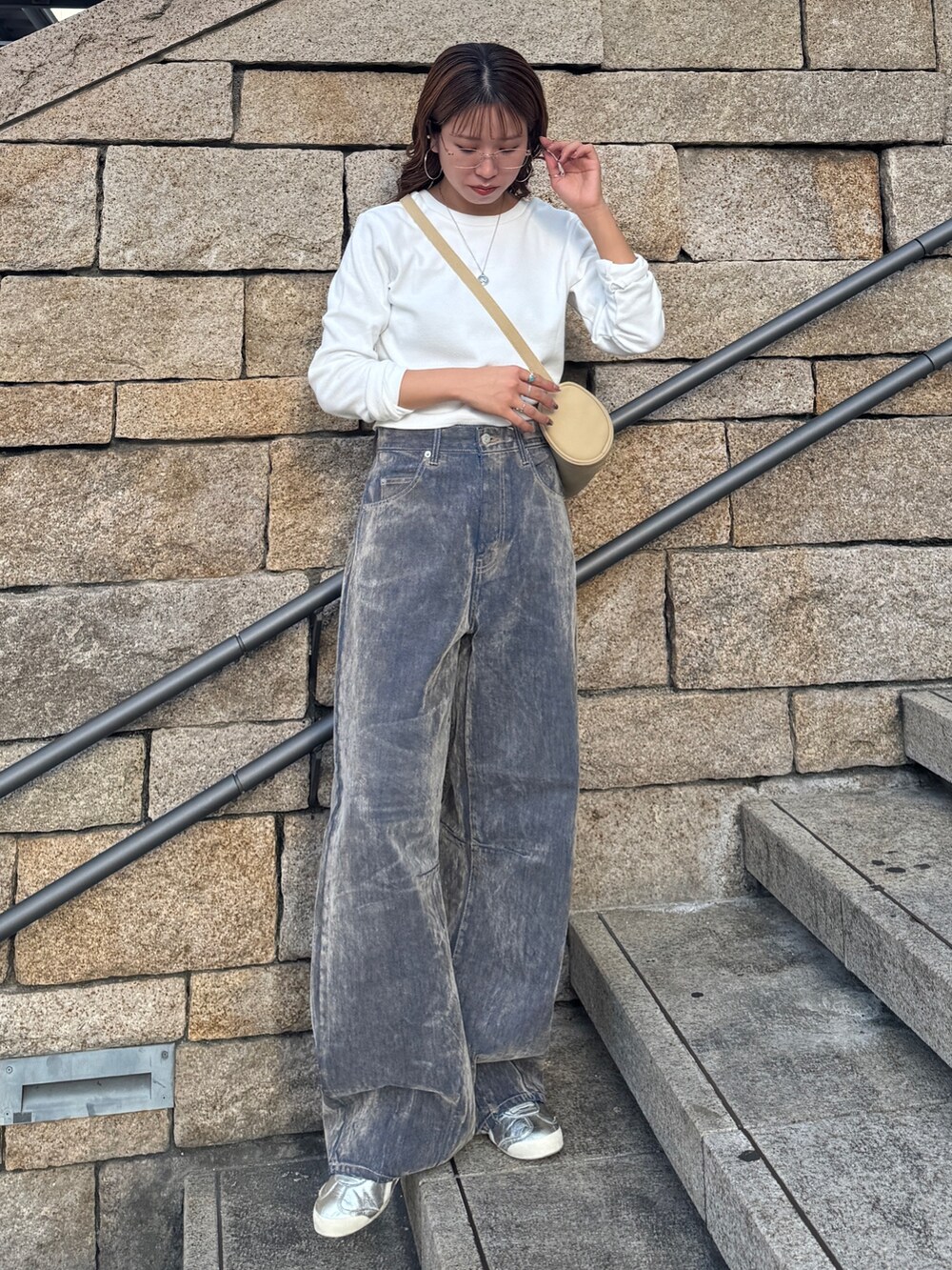 ベージュ系のデニムパンツ、ホワイト系のTシャツ/カットソー、その他のメガネを着用したレディースの夏コーディネートの2枚目の写真