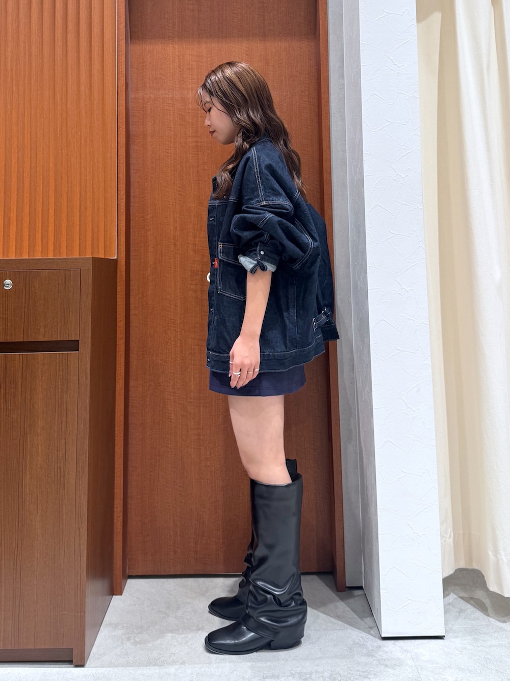 ブラック系のブーツ、ブルー系のデニムジャケット、グレー系のTシャツ/カットソーを着用したレディースの夏コーディネートの4枚目の写真