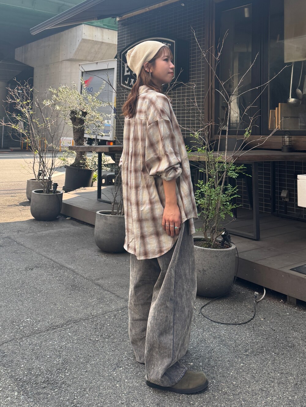 ベージュ系のデニムパンツ、ブラウン系のシャツ/ブラウス、ベージュ系のスリッポンを着用したレディースの夏コーディネートの5枚目の写真