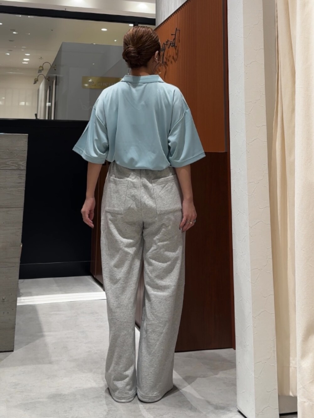 グレー系のスウェットパンツ、ブルー系のシャツ/ブラウスを着用したレディースの春コーディネートの4枚目の写真