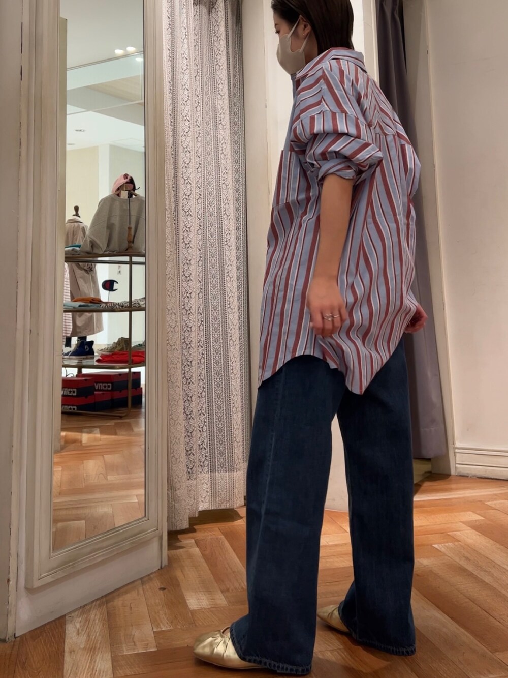 ベージュ系のシャツ/ブラウス、ブルー系のデニムパンツ、イエロー系のパンプスを着用したレディースの冬コーディネートの3枚目の写真