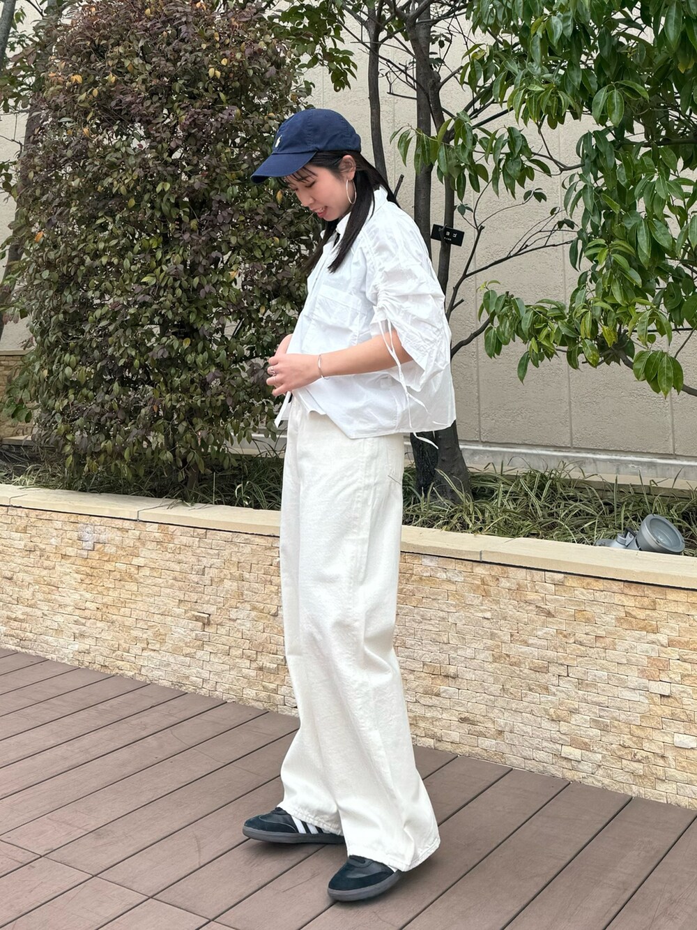 ホワイト系のデニムパンツ、ホワイト系のシャツ/ブラウスを着用したレディースの春コーディネートの7枚目の写真