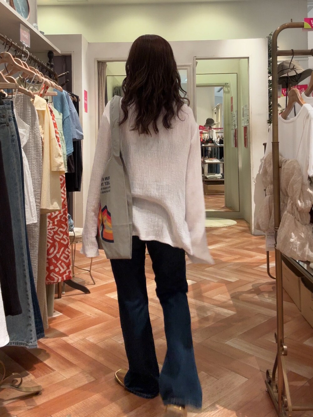 ホワイト系のシャツ/ブラウス、グリーン系のエコバッグ/サブバッグ、ゴールド系のローファーを着用したレディースの夏コーディネートの6枚目の写真