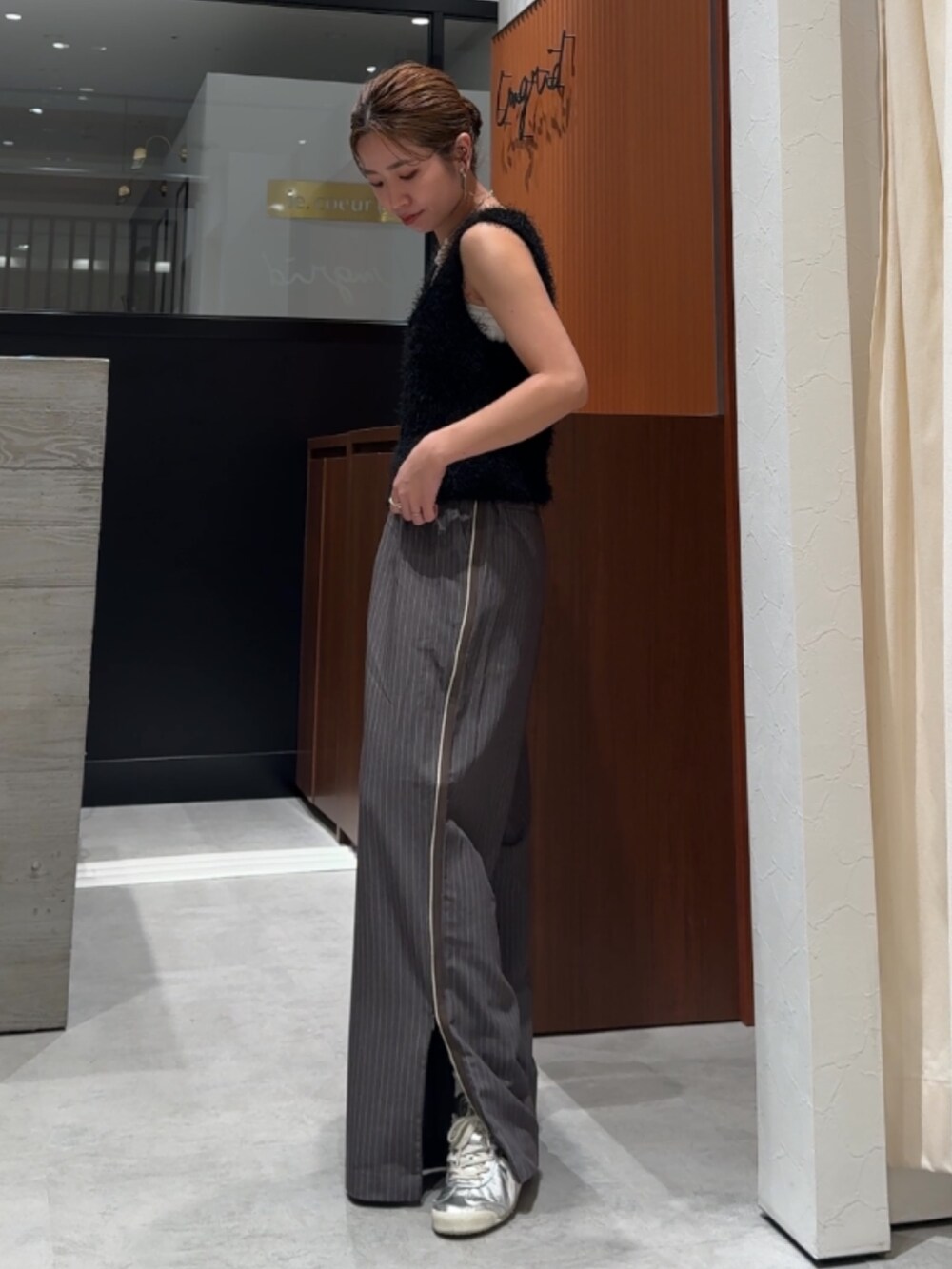 グレー系のその他パンツ、ブラック系のベストを着用したレディースの春コーディネートの5枚目の写真