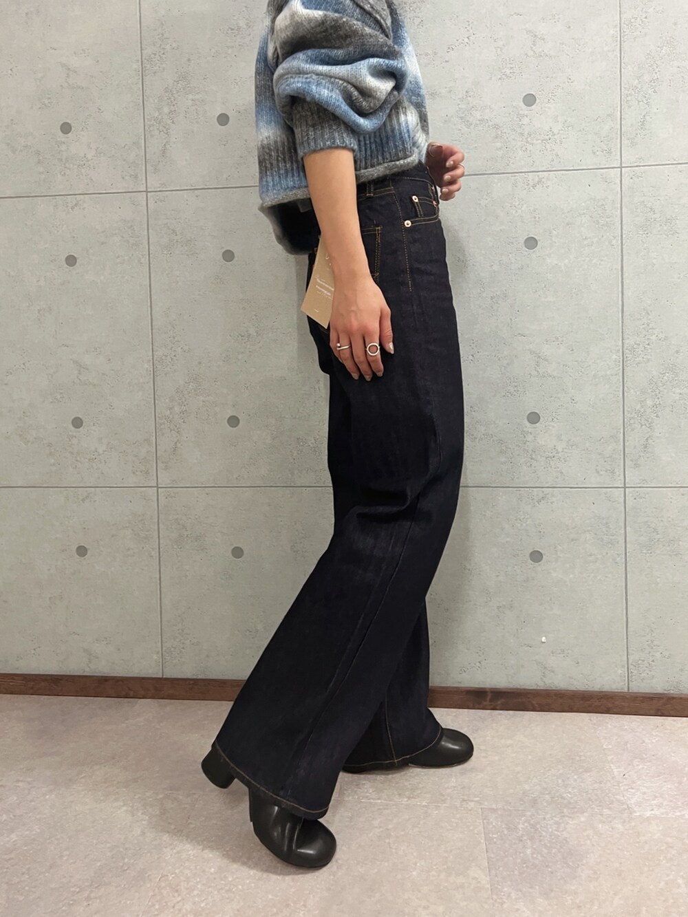 ブルー系のデニムパンツ、ブルー系のニット/セーターを着用したレディースの秋コーディネートの8枚目の写真