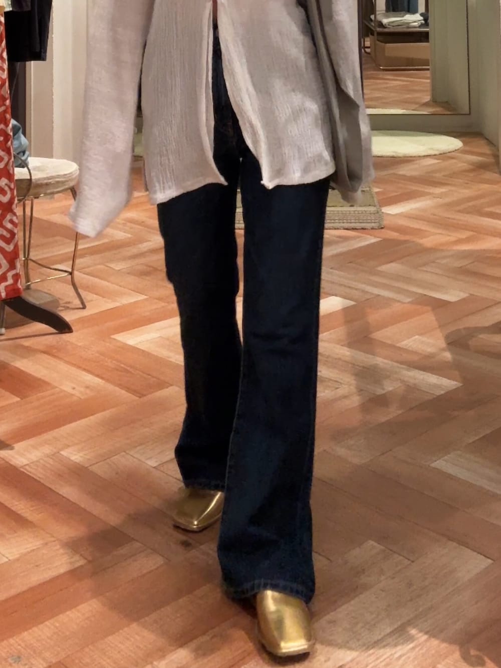 ホワイト系のシャツ/ブラウス、グリーン系のエコバッグ/サブバッグ、ゴールド系のローファーを着用したレディースの夏コーディネートの2枚目の写真