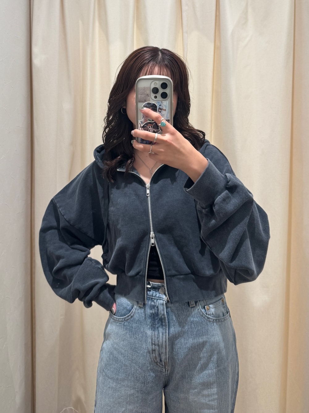 ブルー系のデニムパンツ、グレー系のパーカー、ブラック系のスリッポンを着用したレディースの秋コーディネートの9枚目の写真