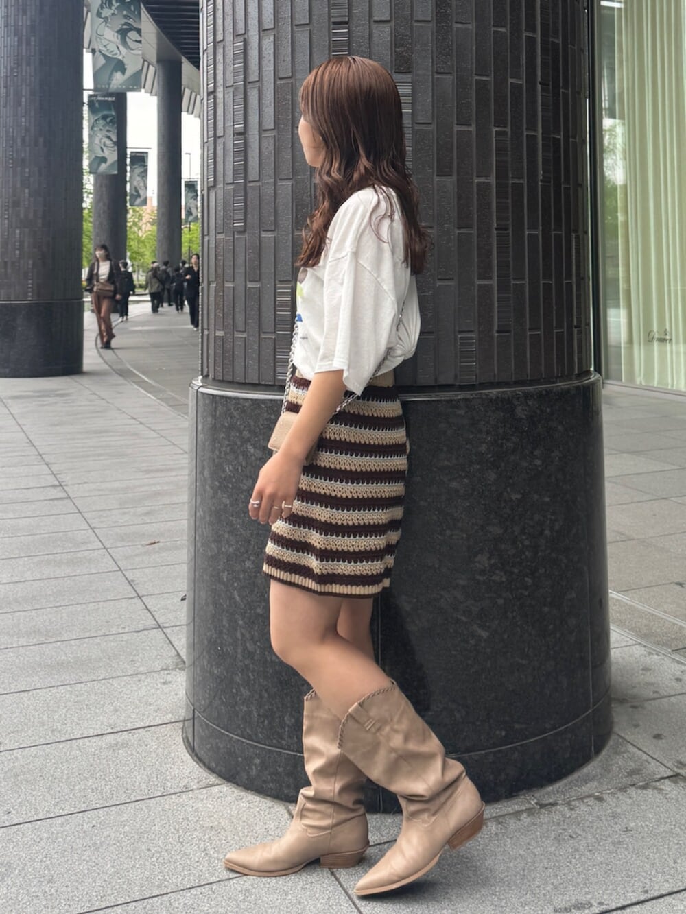 ベージュ系のブーツ、ブラウン系のその他パンツ、ホワイト系のTシャツ/カットソーを着用したレディースの春コーディネートの4枚目の写真