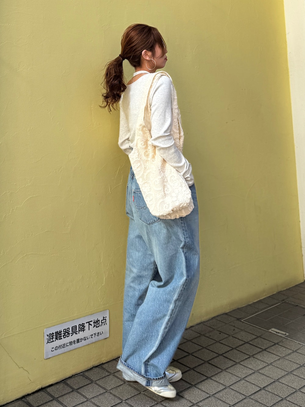 ブルー系のデニムパンツ、グレー系のTシャツ/カットソーを着用したレディースの春コーディネートの3枚目の写真