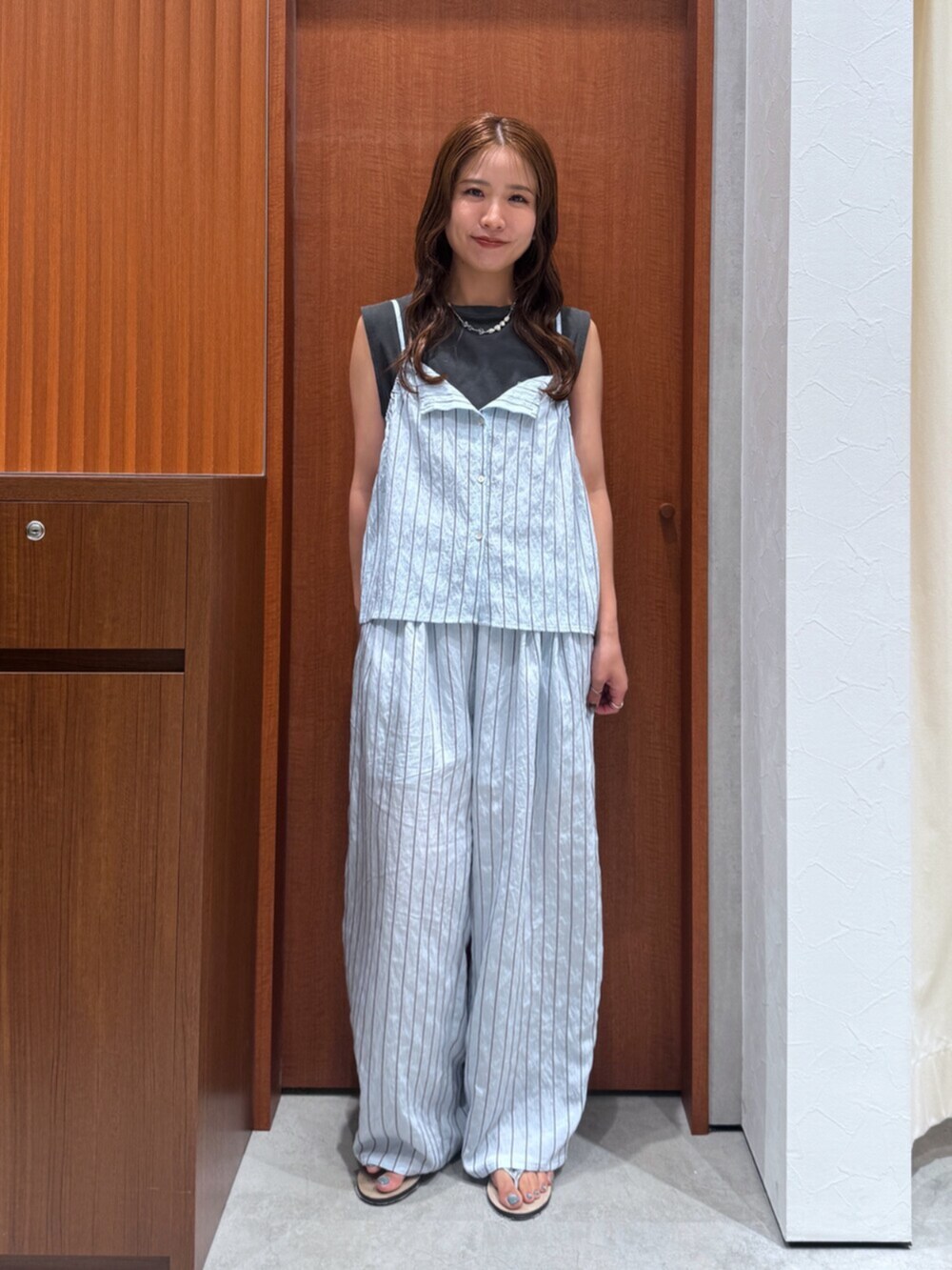 ブルー系のその他パンツ、グレー系のタンクトップ、ブルー系のキャミソールを着用したレディースの夏コーディネートの9枚目の写真