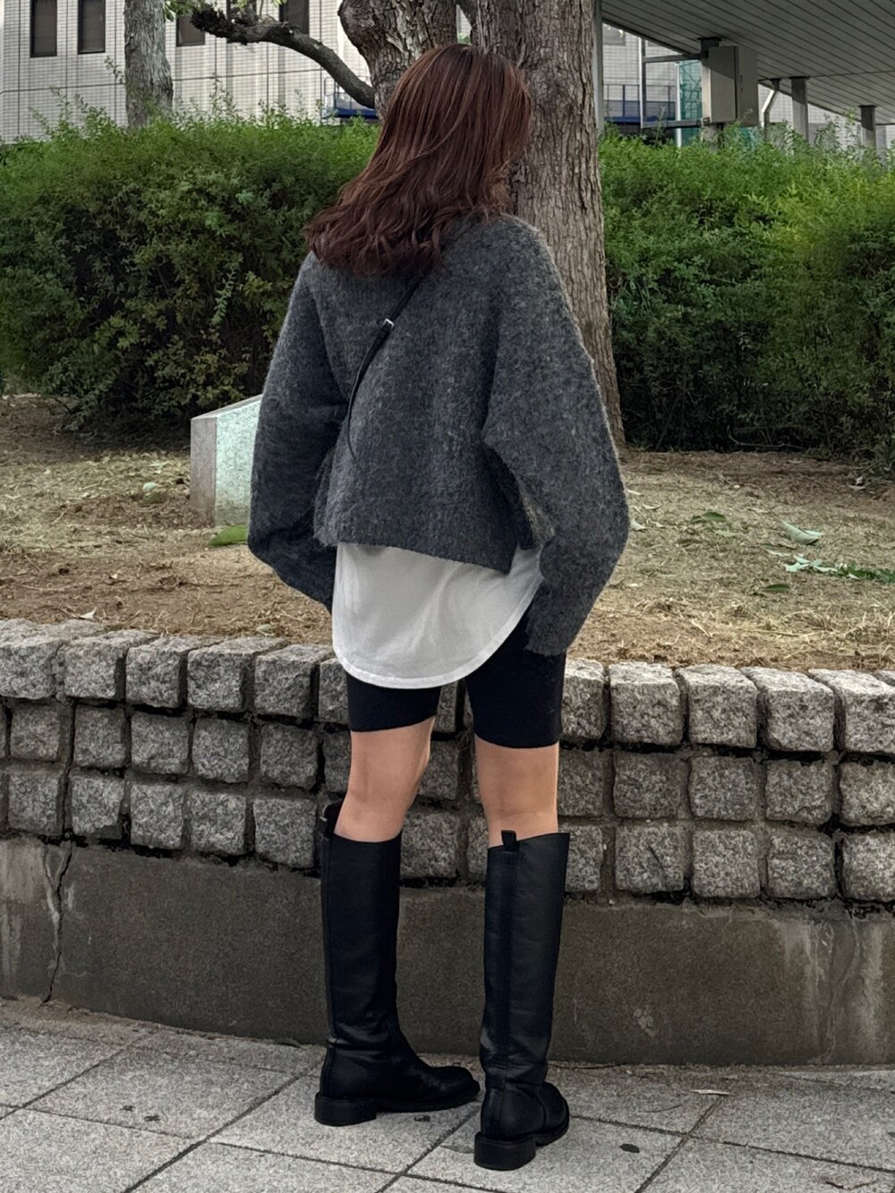 グレー系のニット/セーター、ホワイト系のTシャツ/カットソーを着用したレディースの秋コーディネートの3枚目の写真