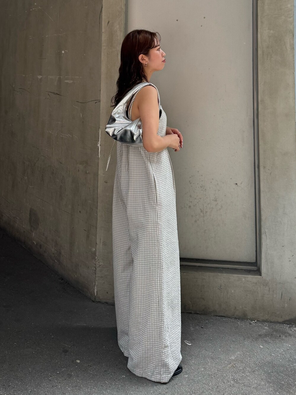 ホワイト系のつなぎ/オールインワン、ホワイト系のシャツ/ブラウス、シルバー系のハンドバッグを着用したレディースの夏コーディネートの2枚目の写真