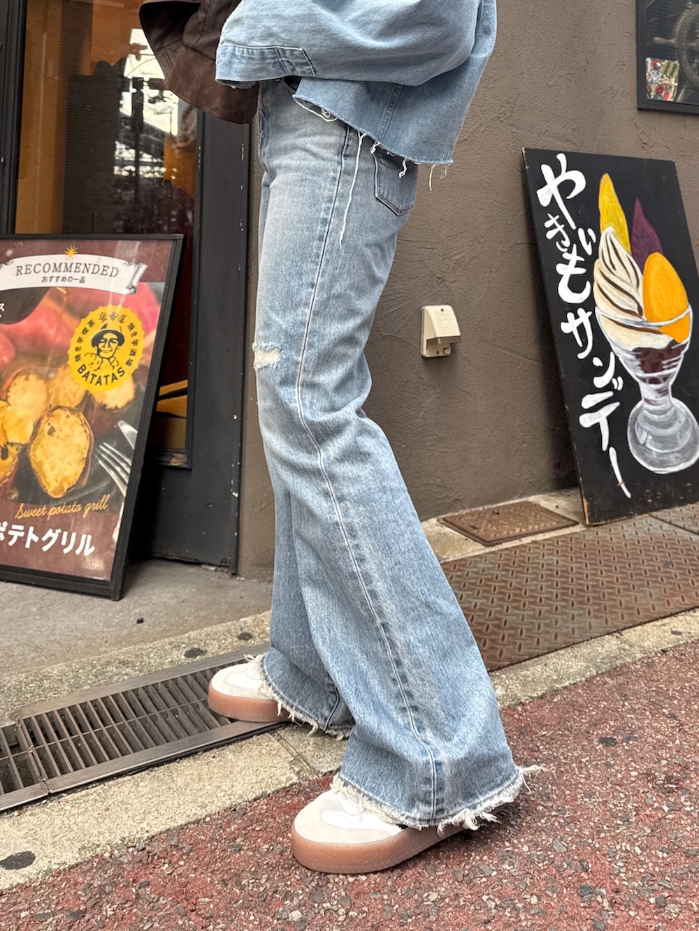 ブルー系のデニムパンツ、ブラウン系のブルゾン、ブルー系のシャツ/ブラウスを着用したレディースの冬コーディネートの9枚目の写真