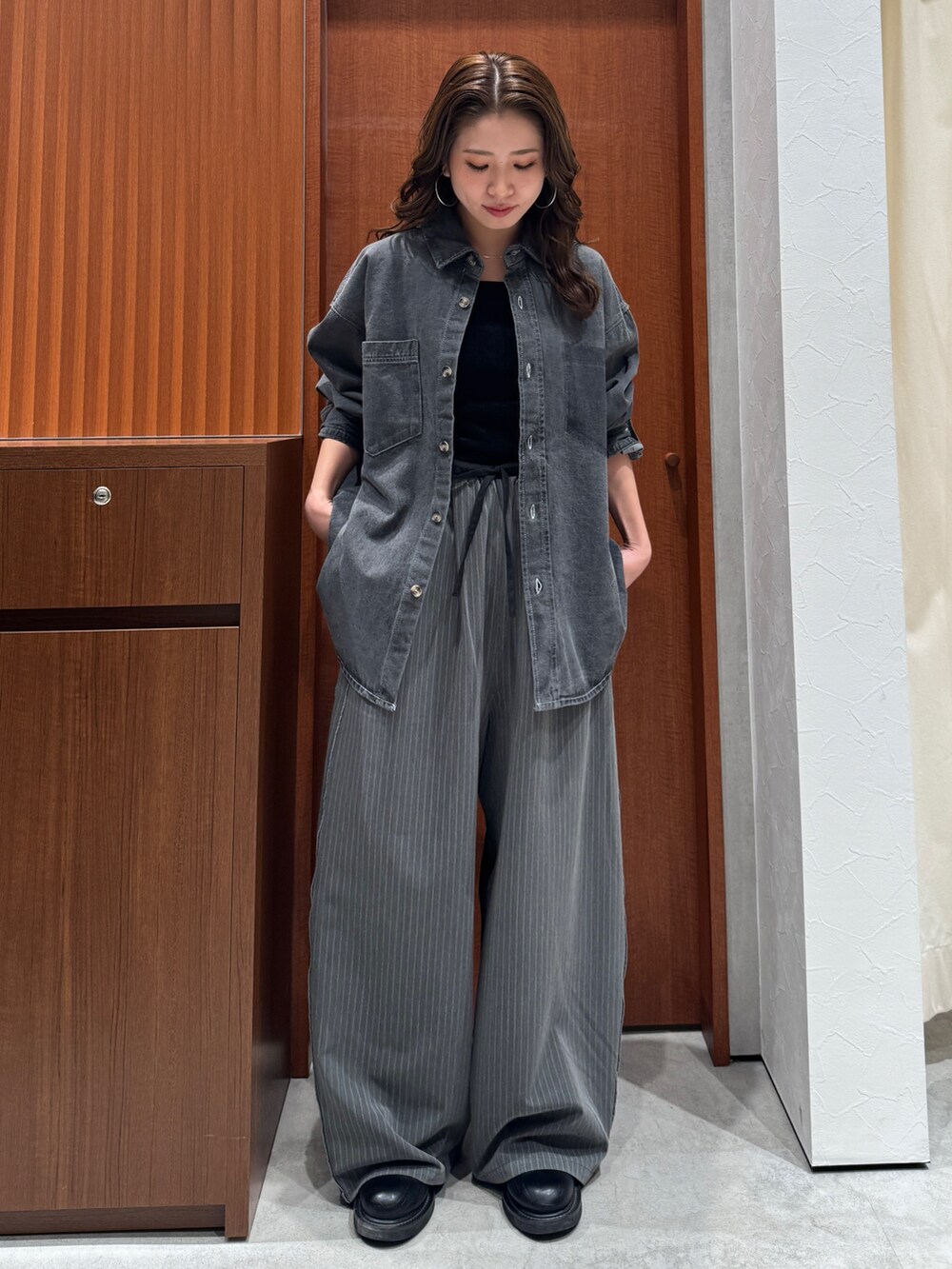 グレー系のその他パンツ、ブラック系のシャツ/ブラウスを着用したレディースの冬コーディネートの6枚目の写真