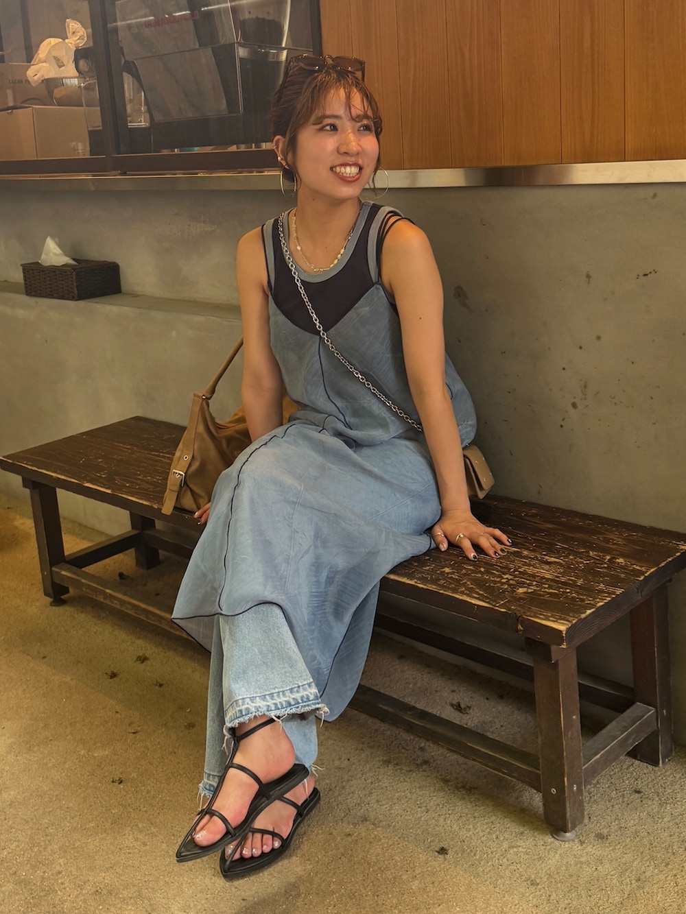 ブルー系のワンピースを着用したレディースの夏コーディネートの6枚目の写真