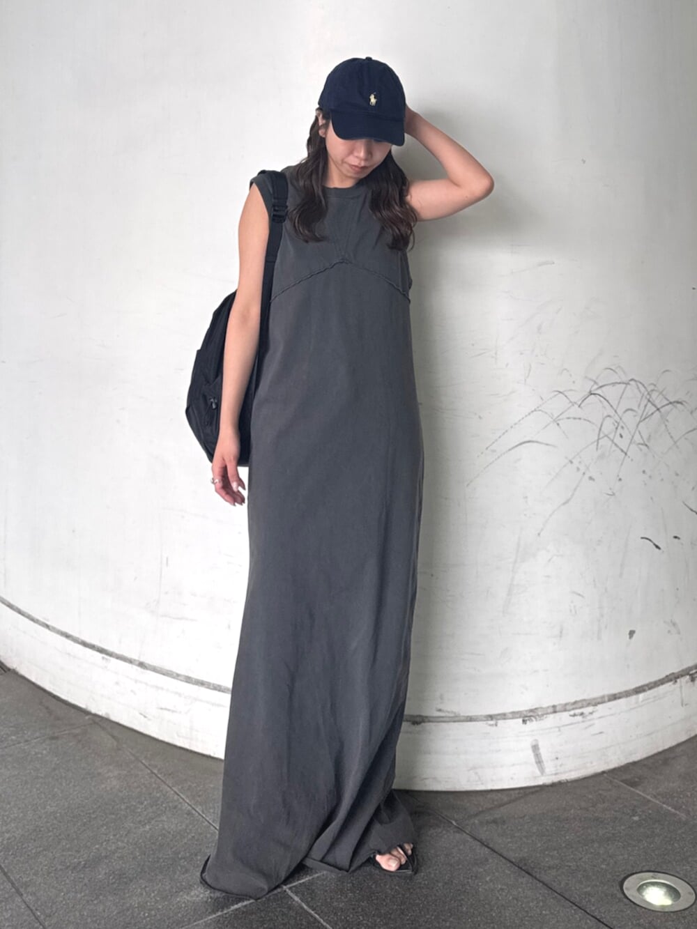 ブルー系のデニムパンツ、グレー系のワンピースを着用したレディースの春コーディネートの7枚目の写真