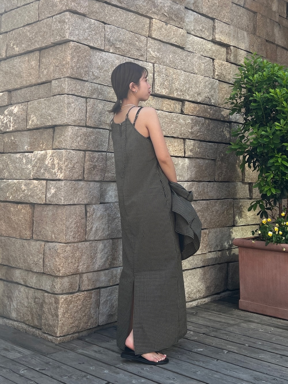 ベージュ系のワンピース、ベージュ系のシャツ/ブラウス、ブラック系のサンダルを着用したレディースの春コーディネートの5枚目の写真