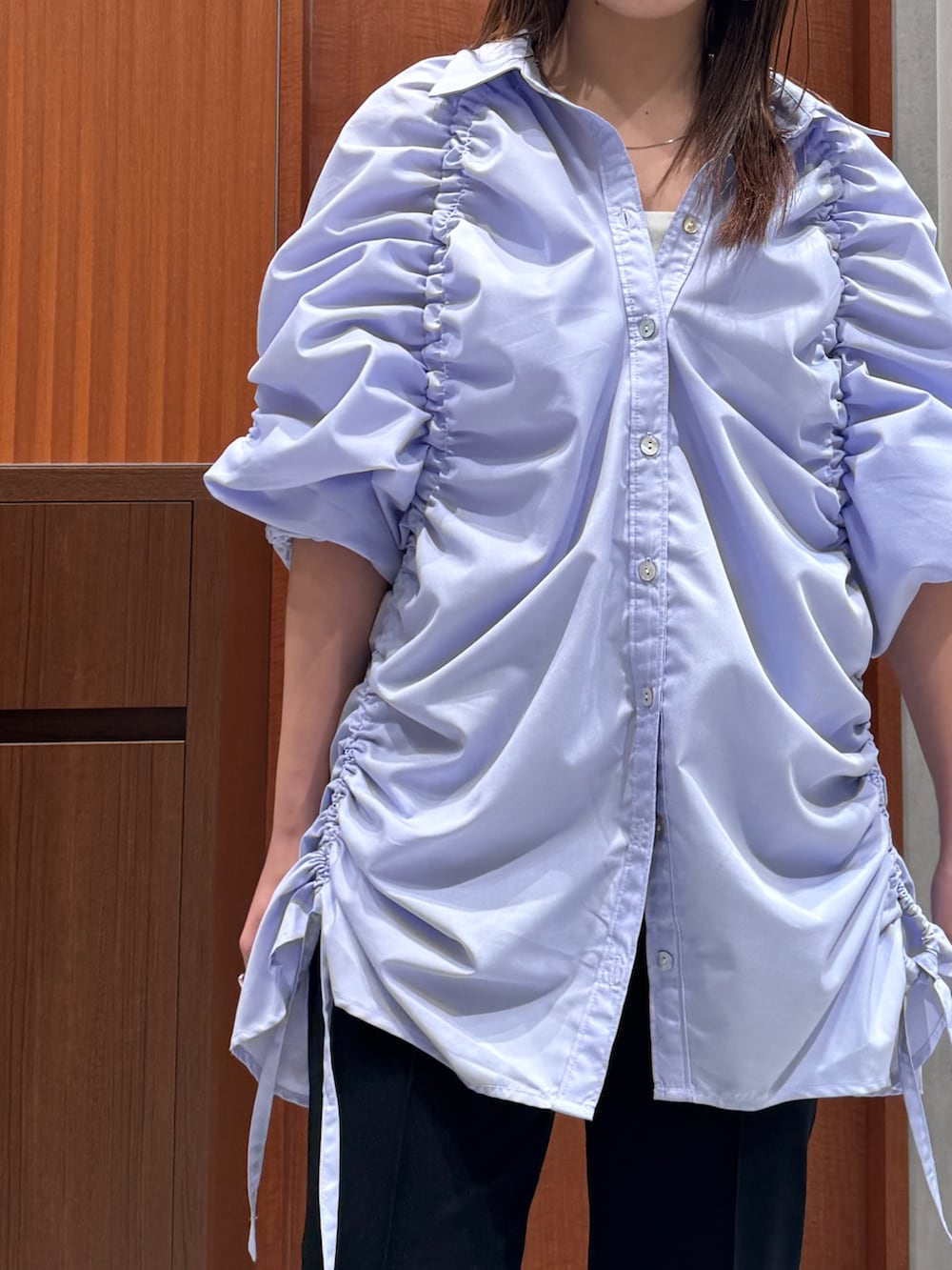 パープル系のシャツ/ブラウス、ブラック系のその他パンツを着用したレディースの冬コーディネートの8枚目の写真