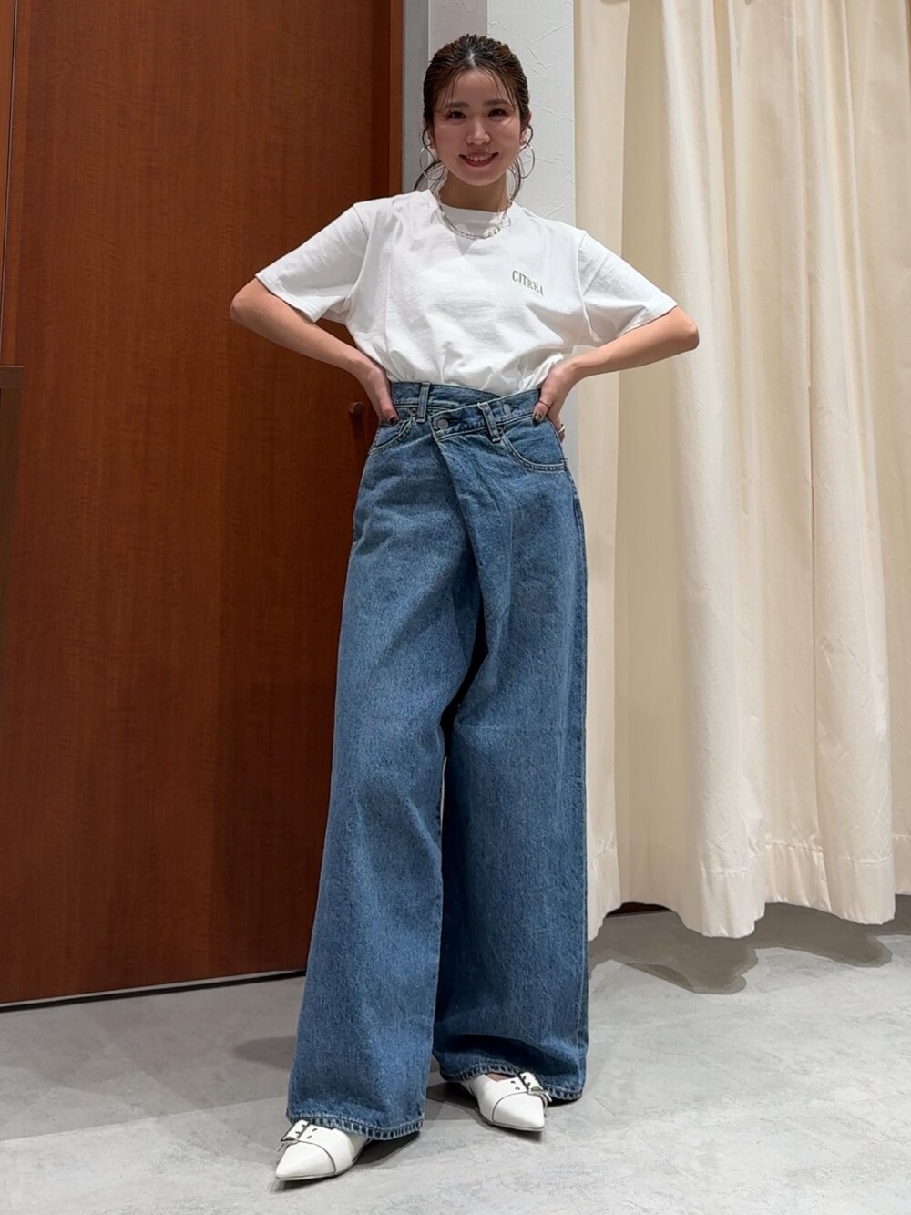 ブルー系のデニムパンツ、ホワイト系のTシャツ/カットソー、イエロー系のシャツ/ブラウスを着用したレディースの春コーディネートの7枚目の写真