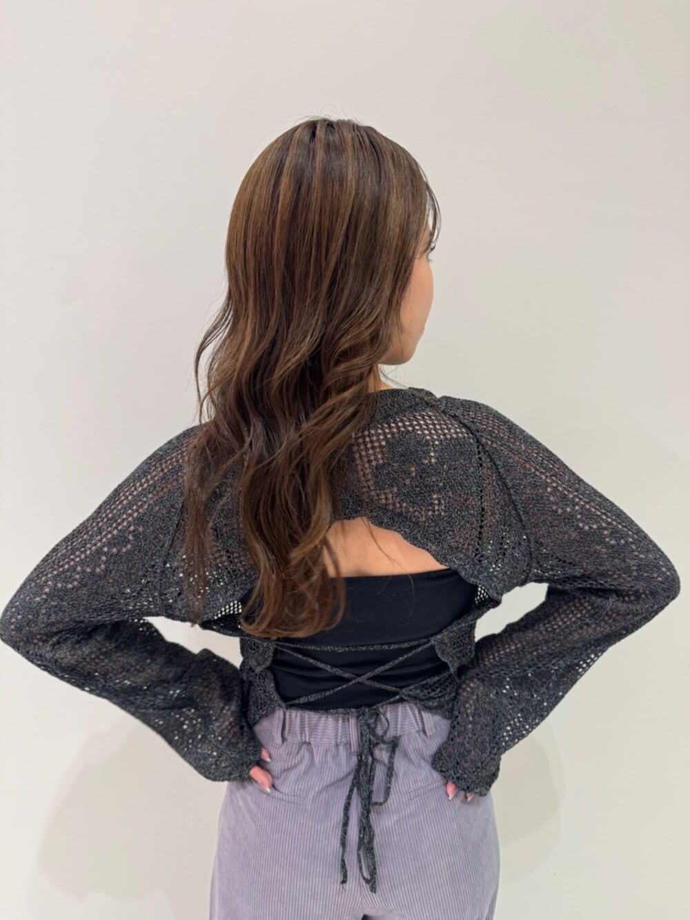 パープル系のその他パンツ、ホワイト系のその他シューズ、ブラック系のニット/セーターを着用したレディースの夏コーディネートの6枚目の写真