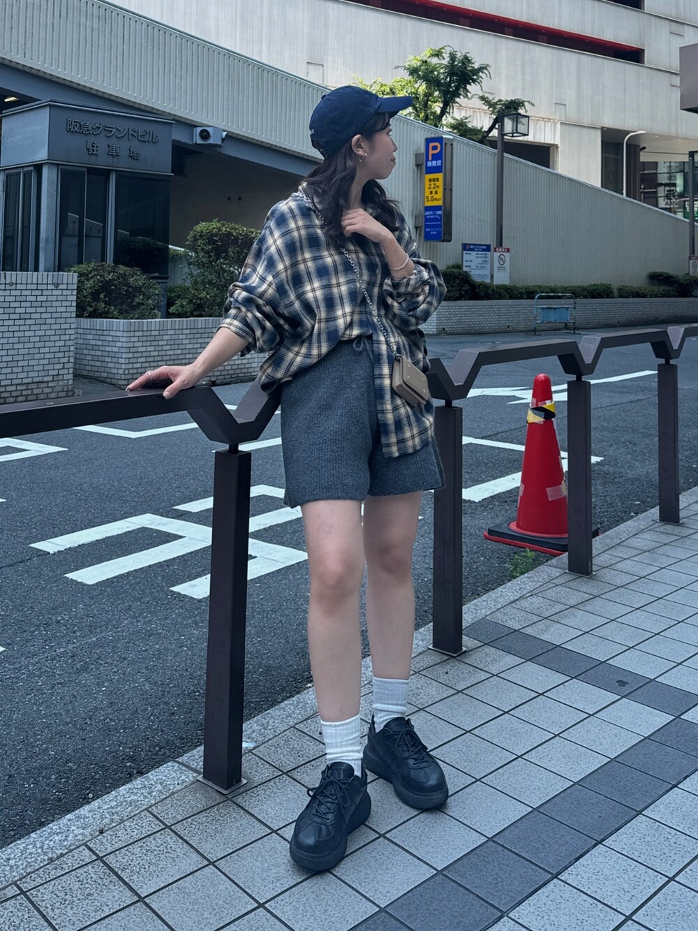 ブルー系のシャツ/ブラウス、グレー系のその他パンツを着用したレディースの夏コーディネートの4枚目の写真