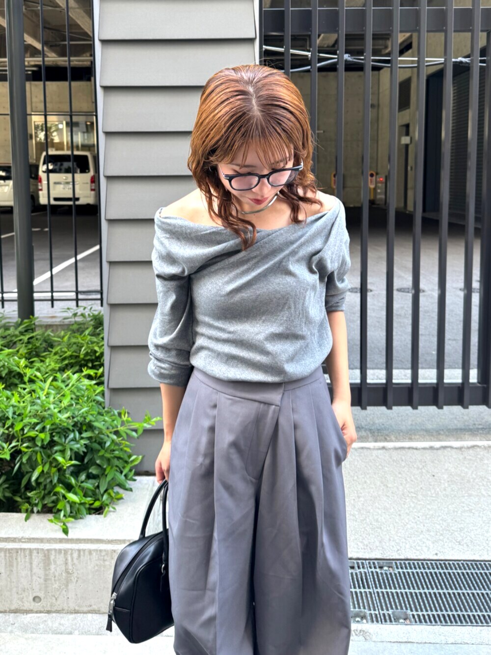 グレー系のその他パンツ、ベージュ系のスリッポン、ブラック系のハンドバッグを着用したレディースの夏コーディネートの8枚目の写真