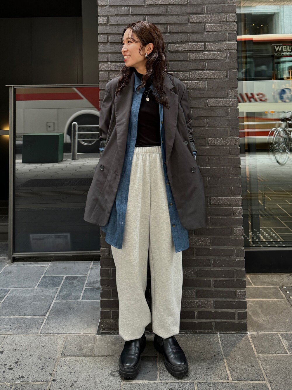 グレー系のスウェットパンツ、グレー系のテーラードジャケット、ブラック系のTシャツ/カットソーを着用したレディースの秋コーディネートの8枚目の写真