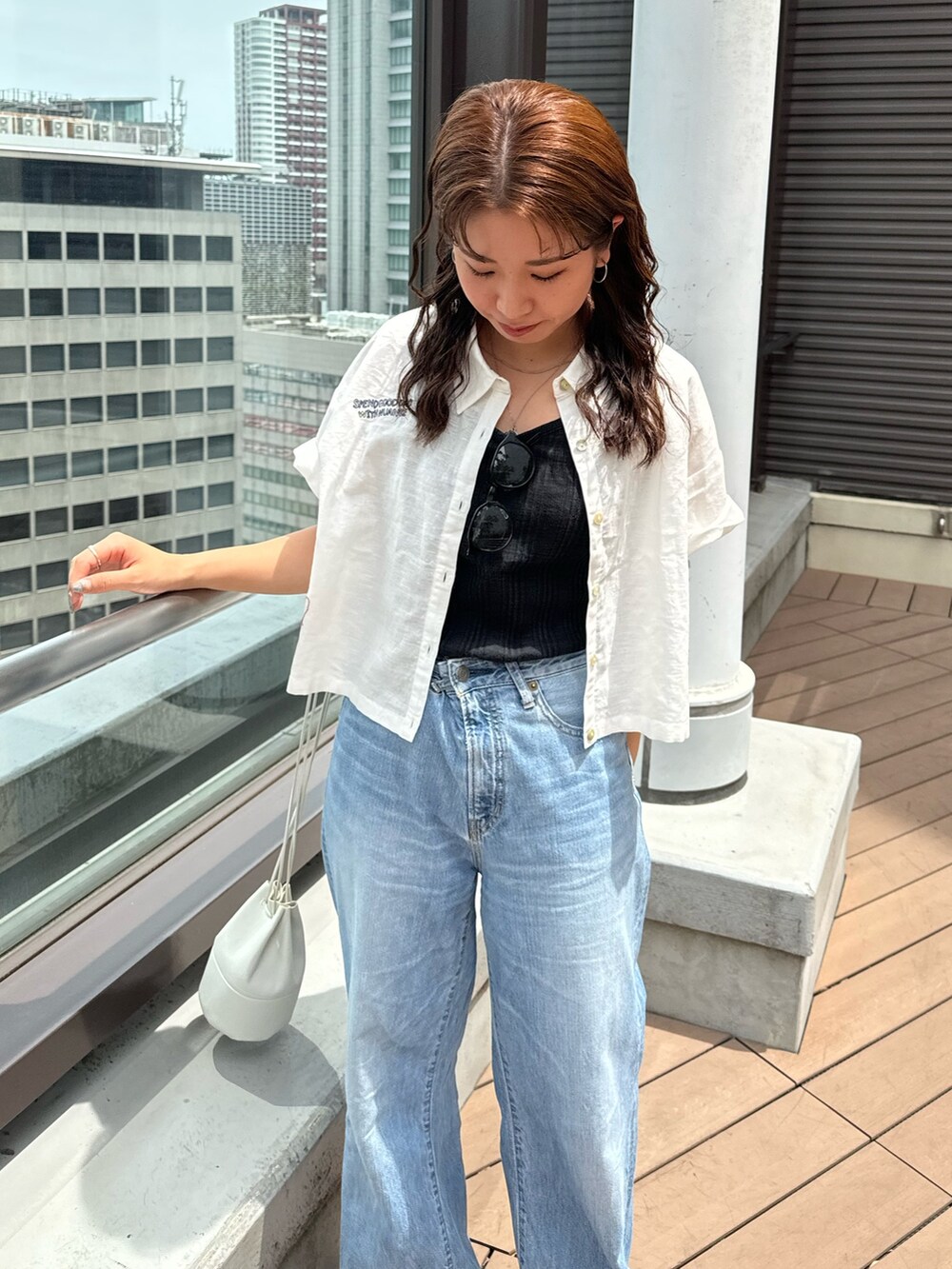 ブルー系のデニムパンツ、グレー系のTシャツ/カットソー、ホワイト系のシャツ/ブラウスを着用したレディースの夏コーディネートの7枚目の写真