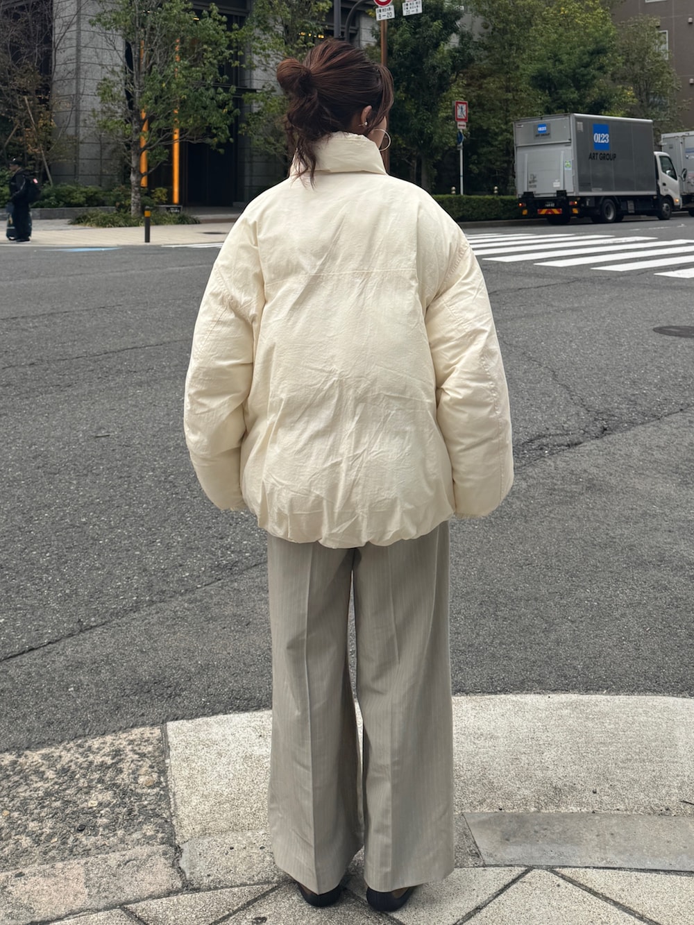 ベージュ系のその他パンツ、ホワイト系のブルゾン、ホワイト系のニット/セーターを着用したレディースの冬コーディネートの5枚目の写真