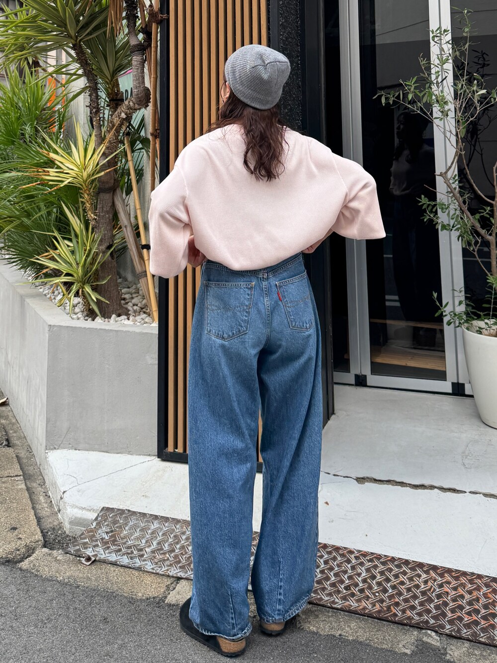 ブルー系のデニムパンツ、ピンク系のTシャツ/カットソーを着用したレディースの秋コーディネートの5枚目の写真