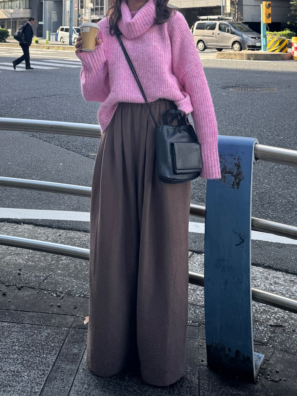 ブラウン系のその他パンツ、ピンク系のニット/セーターを着用したレディースの秋コーディネートの2枚目の写真