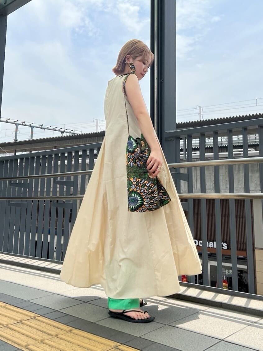 ベージュ系のワンピース、グリーン系のその他パンツ、ブラック系のサンダルを着用したレディースの春コーディネートの6枚目の写真