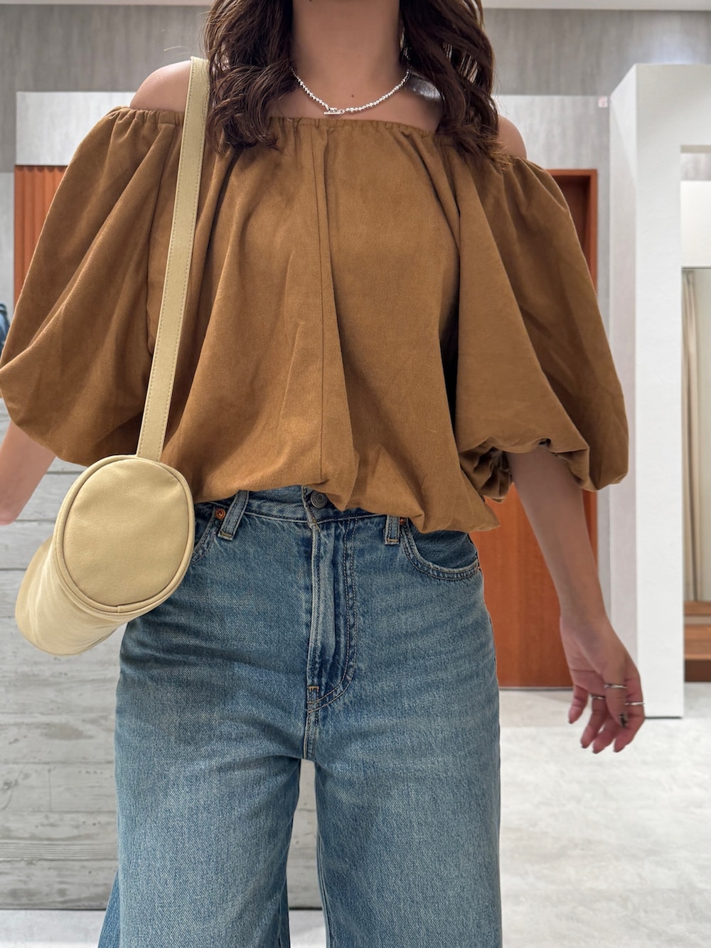 ブルー系のデニムパンツ、イエロー系のシャツ/ブラウス、ブラウン系のサングラスを着用したレディースの夏コーディネートの8枚目の写真