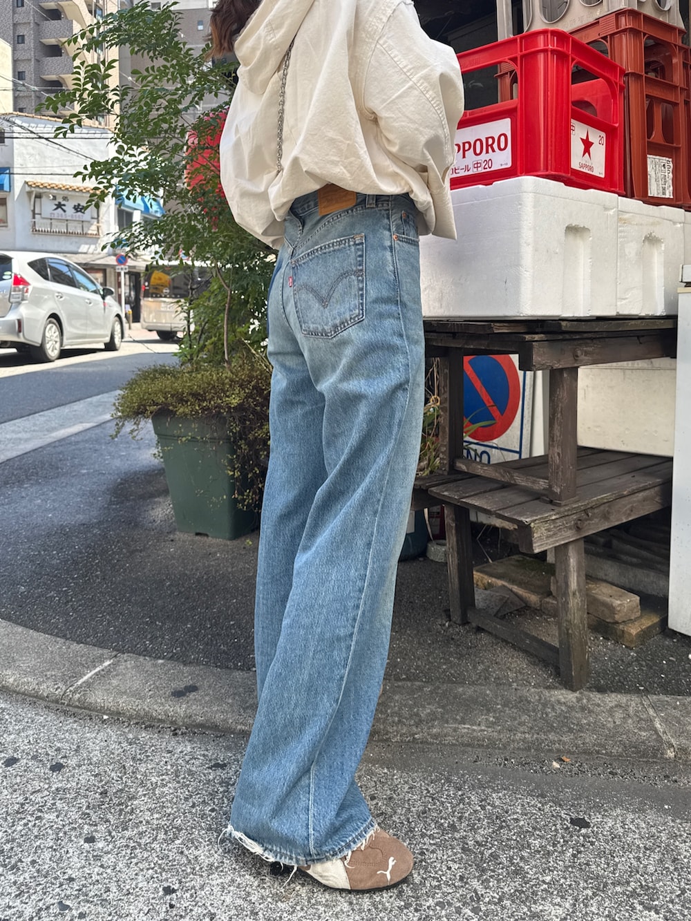 「デニム、シンプルコーデ、きれいめカジュアル、韓国ファッション、お出かけコーデ、女子会、休日スタイル、着回しコーデ、オトナカジュアル、リーバイス、Levi's、秋コーデ、スニーカー、Ungrid、アングリッド」｜「Ungridの【Ca】FAITH MILLS別注シュシュ（その他雑貨、イエロー系）」を使った、瀬川百花さん（レディース・156cm）の夏コーディネートの9枚目の写真