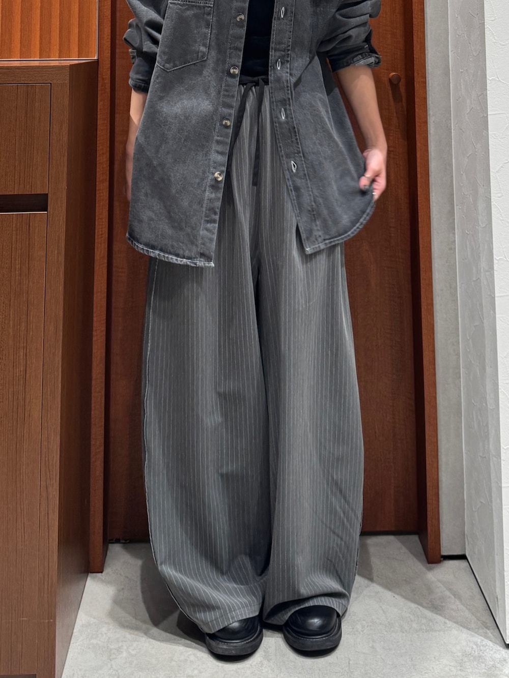 グレー系のその他パンツ、ブラック系のシャツ/ブラウスを着用したレディースの冬コーディネートの2枚目の写真