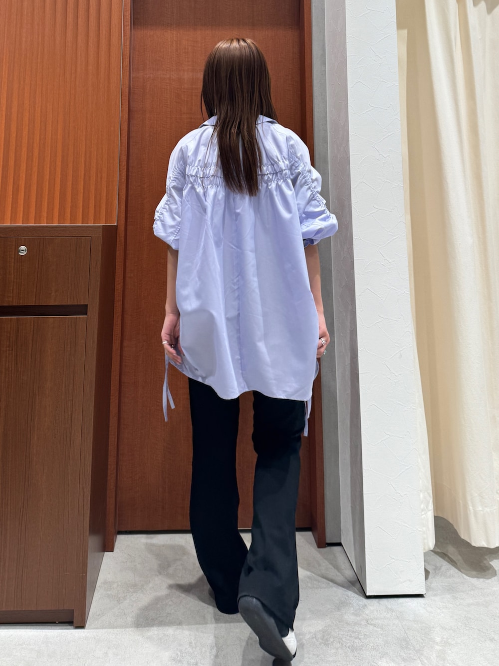 パープル系のシャツ/ブラウス、ブラック系のその他パンツを着用したレディースの冬コーディネートの4枚目の写真