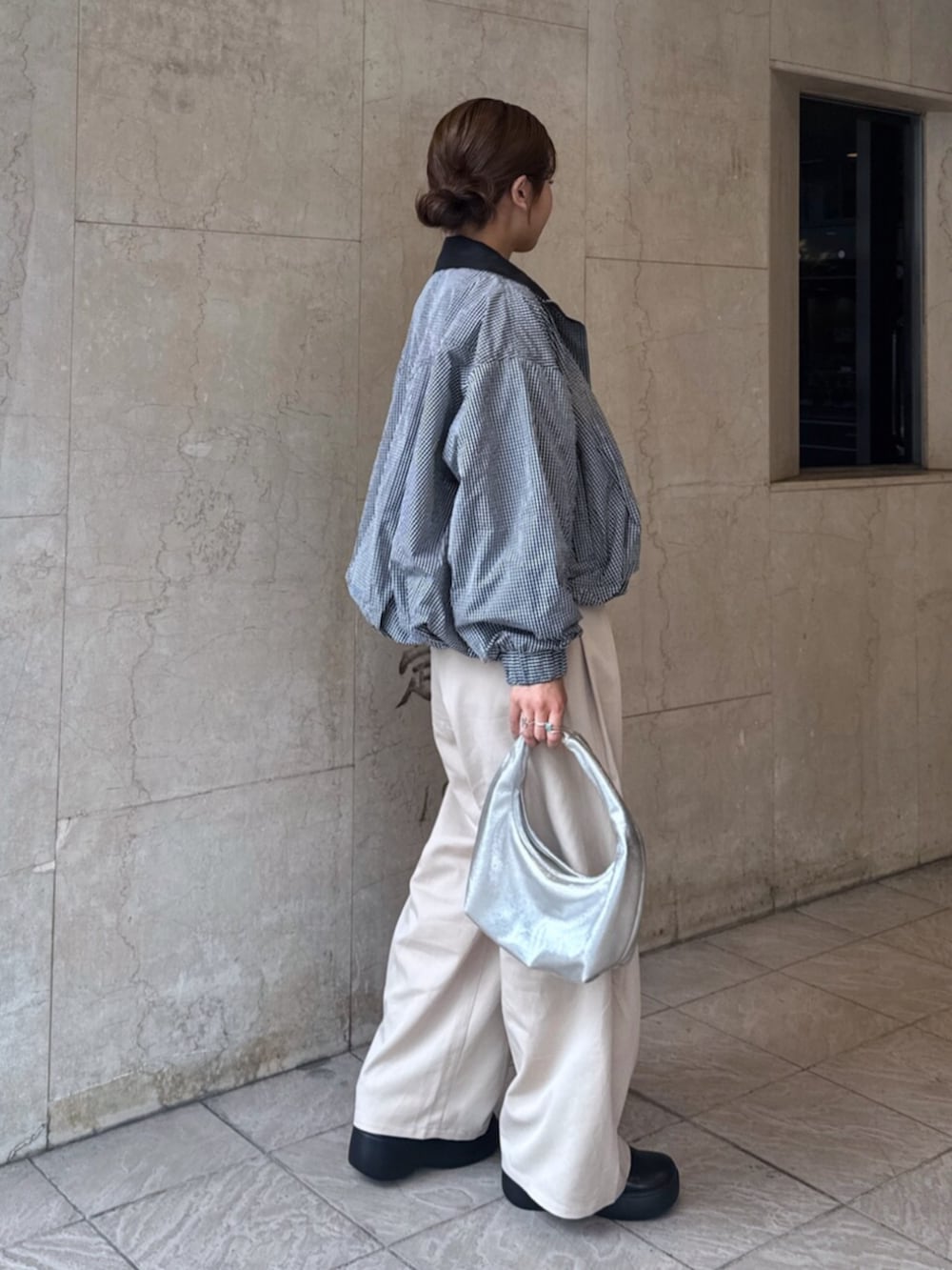 ベージュ系のその他パンツ、その他のブルゾンを着用したレディースの夏コーディネートの2枚目の写真